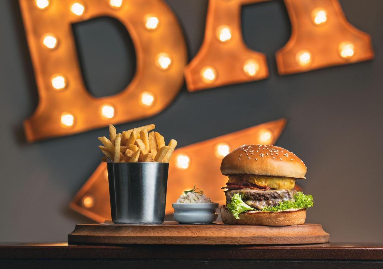 City Centre Rotana Doha Eksteriør billede Burger and fries