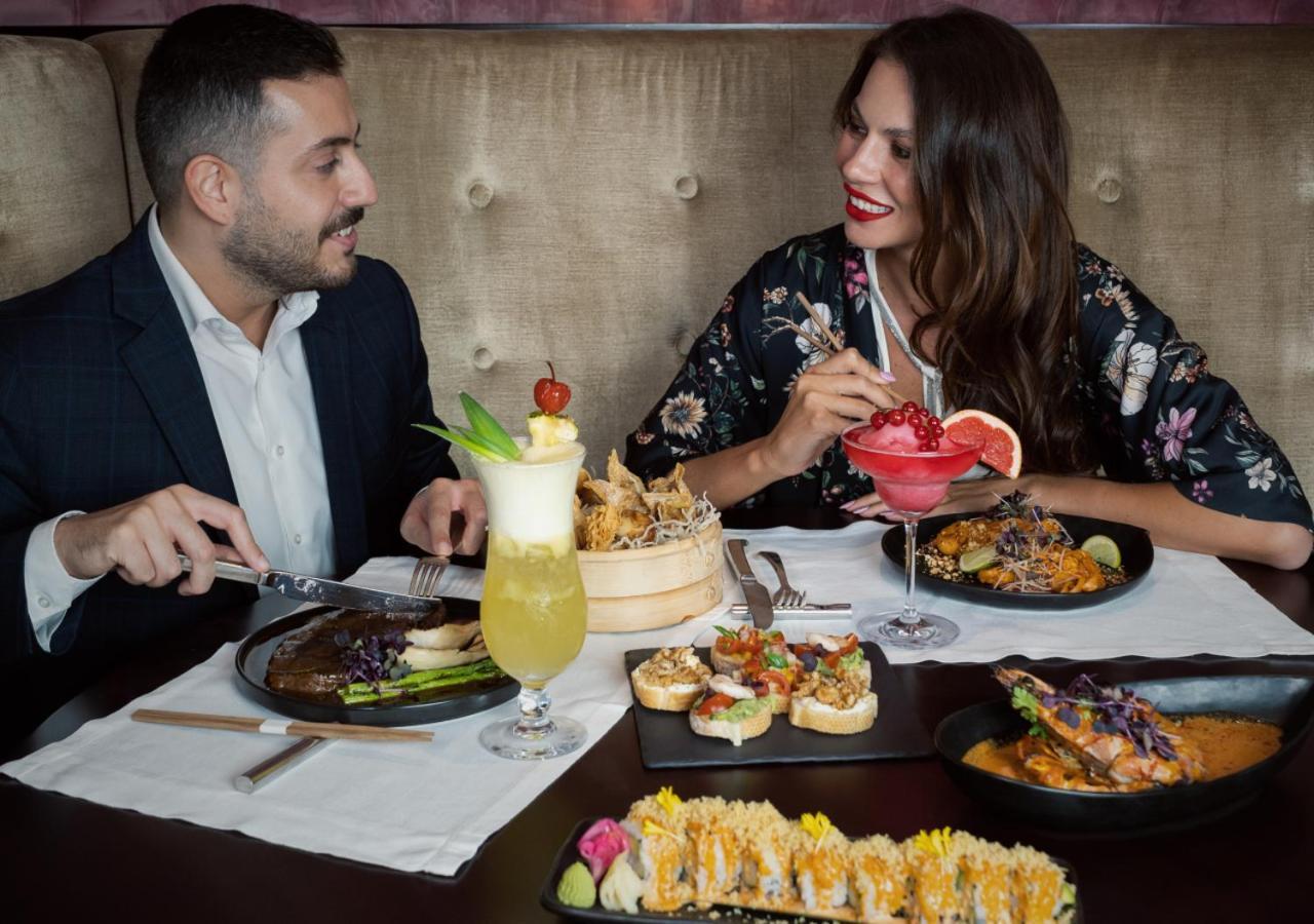 City Centre Rotana Doha Eksteriør billede A couple dining at a restaurant