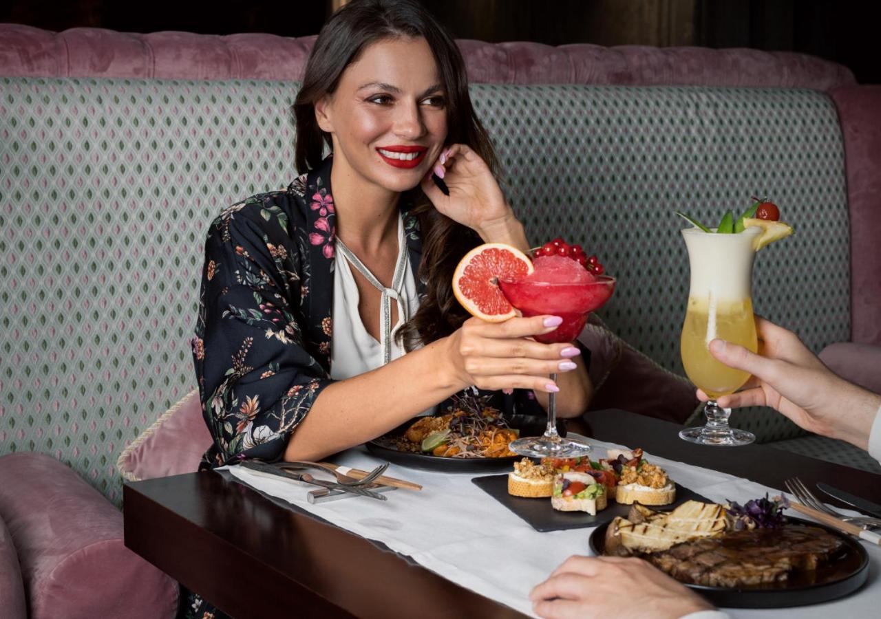 City Centre Rotana Doha Eksteriør billede A woman dining
