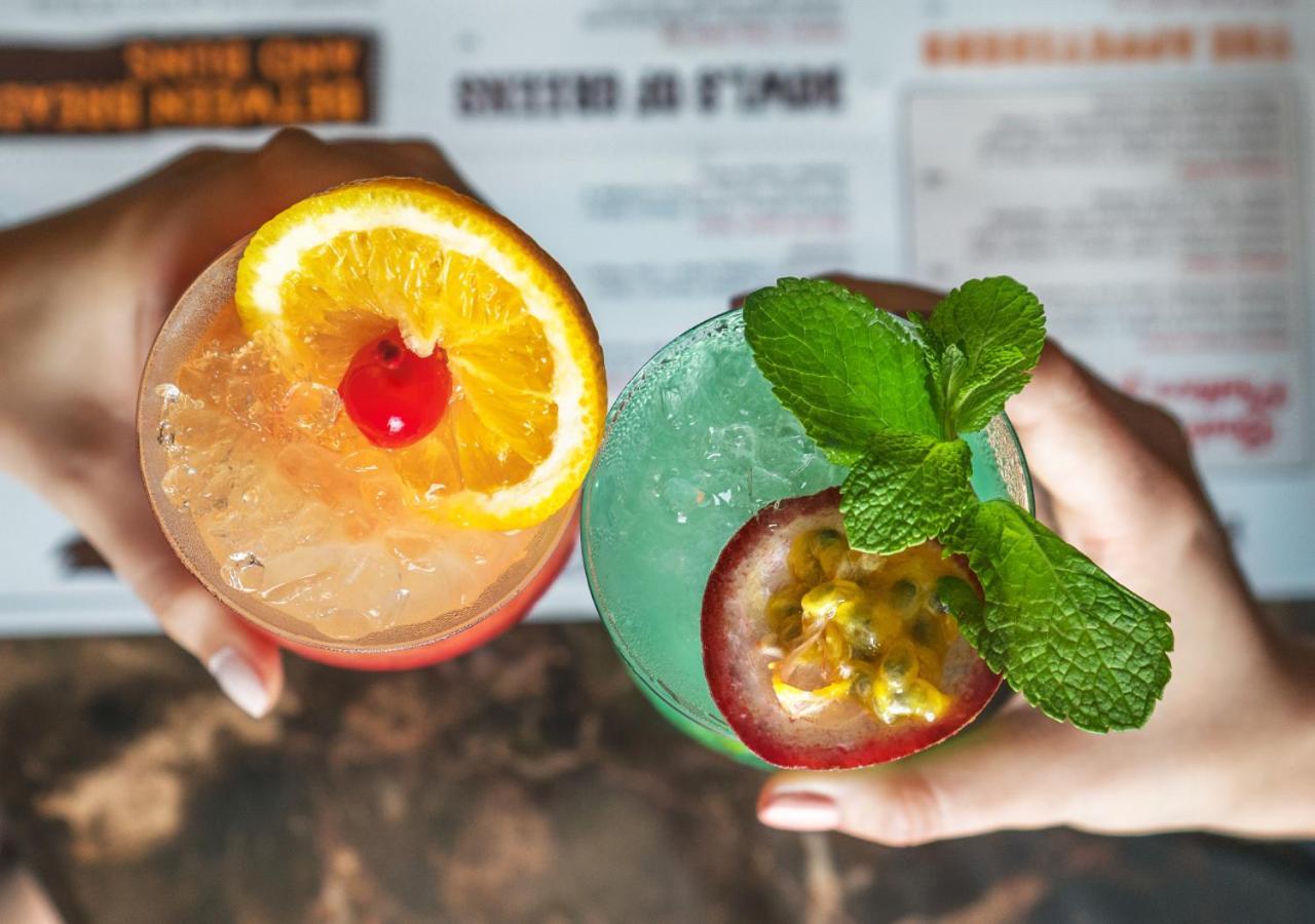 City Centre Rotana Doha Eksteriør billede Two cocktails