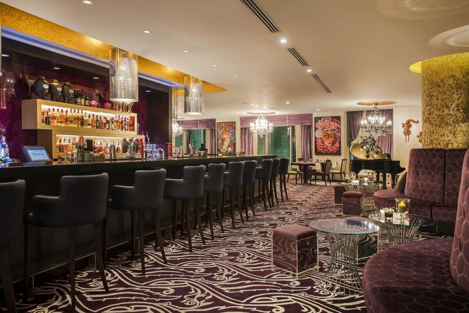 City Centre Rotana Doha Eksteriør billede The bar at the Mandarin Oriental, London