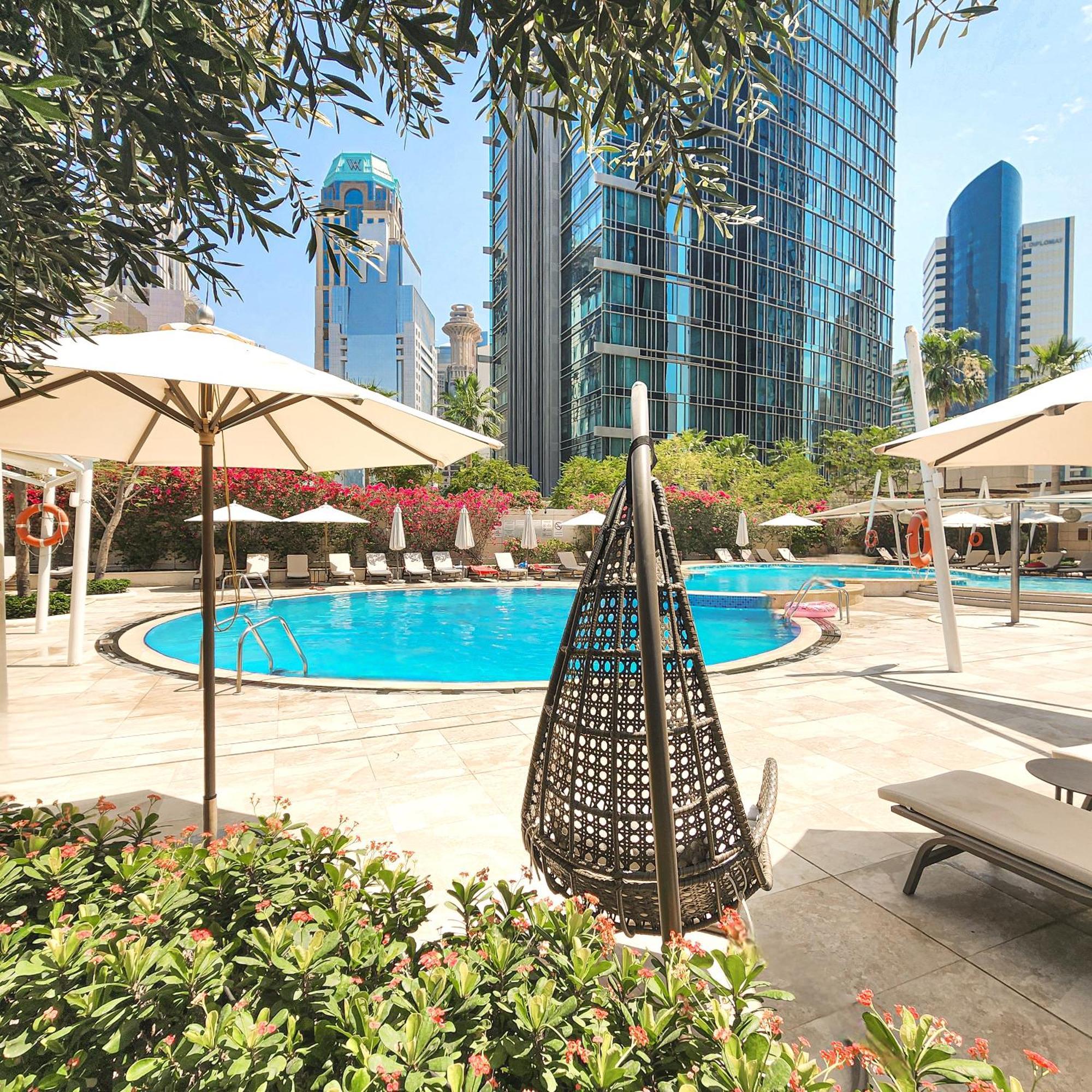 City Centre Rotana Doha Eksteriør billede The swimming pool at the hotel