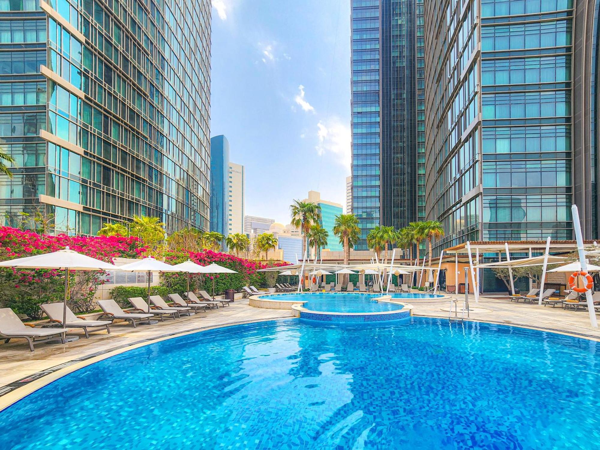 City Centre Rotana Doha Eksteriør billede The swimming pool at the hotel