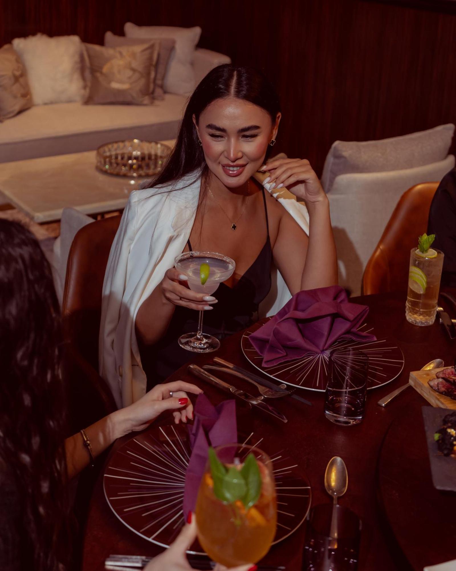 City Centre Rotana Doha Eksteriør billede A woman drinking a cocktail