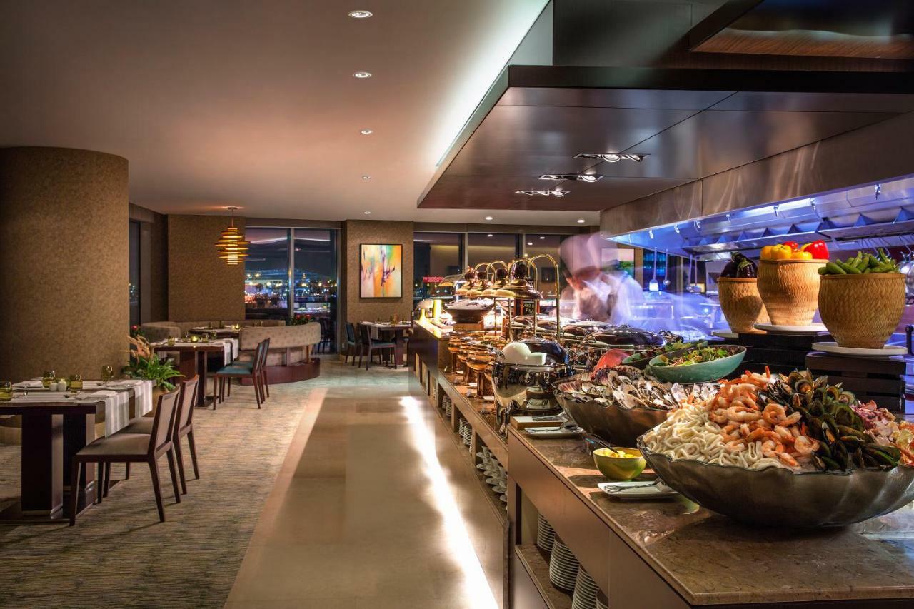 City Centre Rotana Doha Eksteriør billede The buffet at the restaurant